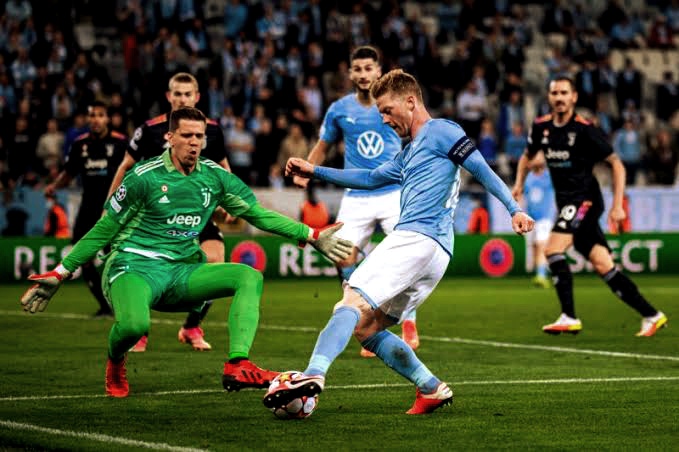 Szczesny Wojciech stopping an opponent from scoring