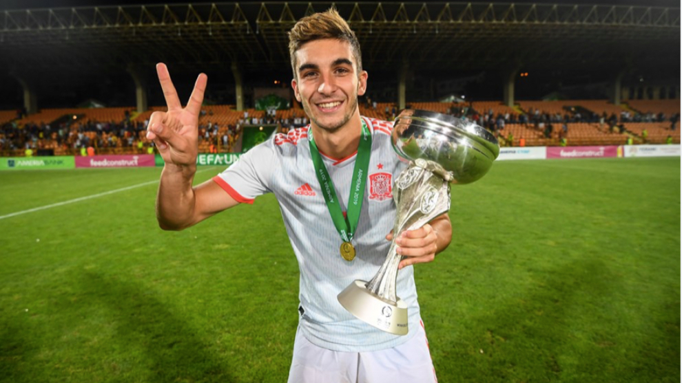 Ferran Torres with the European Under-19 Championship title. UEFA